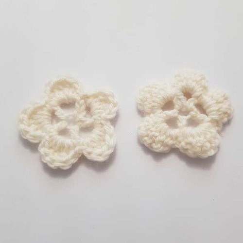 Fleur au crochet 45 mm blanc 5 pétales