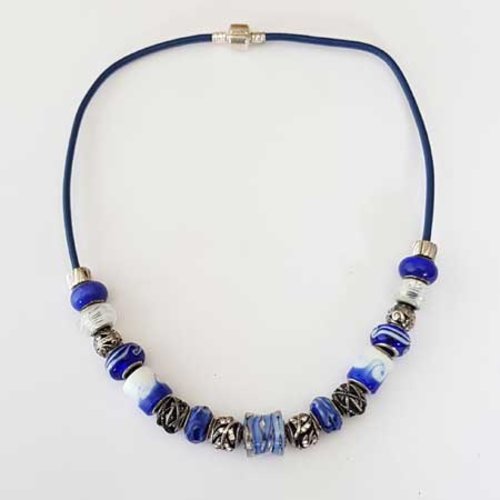 Collier n°03 fermoir clip européen 46 cm cuir lisse bleu