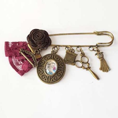 Broche epingle bronze 5 anneaux et breloque couture n°04