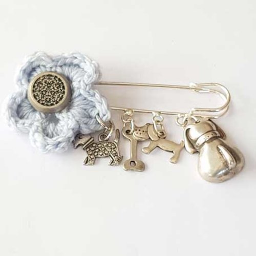 Broche epingle argent 5 anneaux et breloque chien n°05