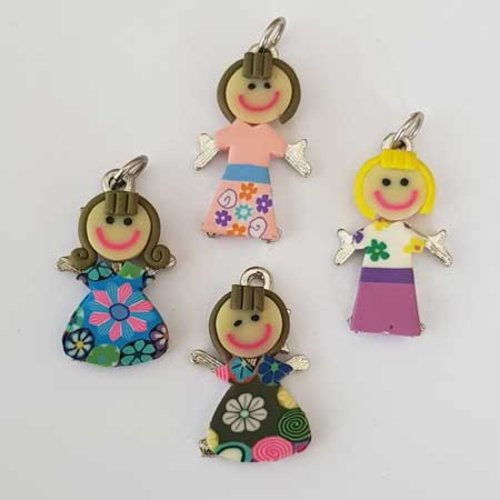 Breloque enfant n°127-02 pâte polymère fille lot 4 pièces