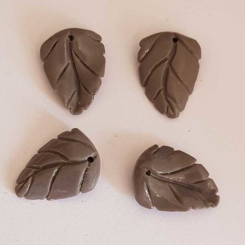 Breloques feuilles grise 18 x 13 mm en plastique