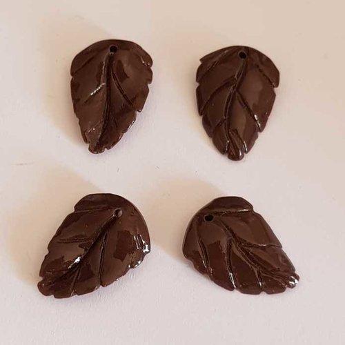 Breloques feuilles marron 18 x 13 mm en plastique
