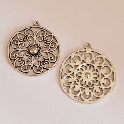 Lot n°18 2 breloques rondes 31 mm argent intercalaire entre deux .