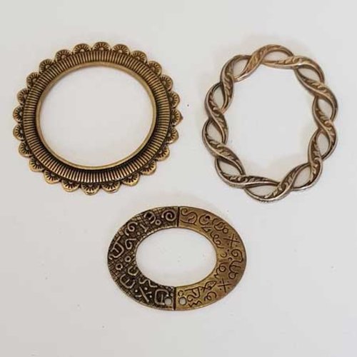 Lot n°29 3 breloques rondes et ovales 46 mm vieil or argent intercalaire entre deux