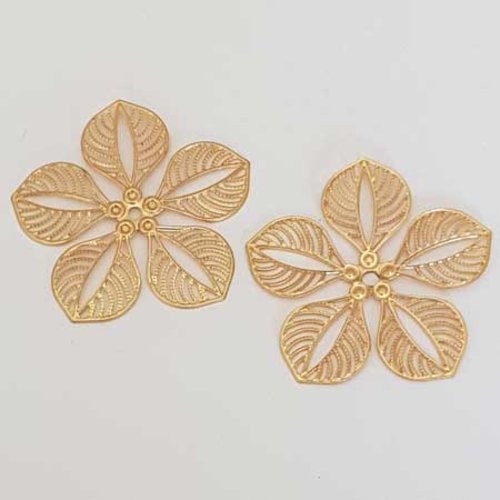 Lot n°049 1 breloque fleur 42 mm doré estampe filigrane