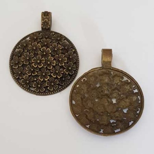 Lot n°051 1 breloque pendentif ronde 45 mm bronze estampe filigrane