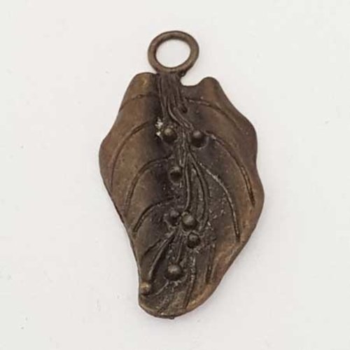 Lot n°074 1 pendentif feuille 40 mm bronze filigrane estampe