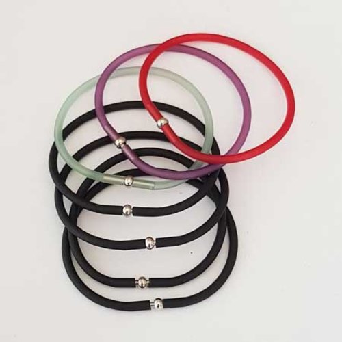 Lot n°122 7 bracelets tubes pvc 3 mm fermoir métal argenté