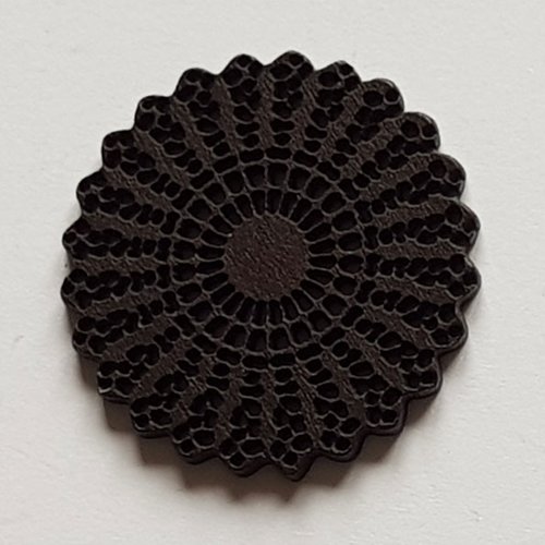 Pendentif rond ajouré fleurs en bois noir 34 mm