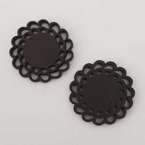 Pendentif rond ajouré fleurs en bois marron foncé 25 mm