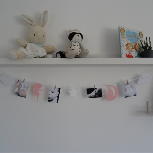 Guirlande décoration chambre d'enfant et bébé, porte photos pêle-mêle fées nuages étoiles dans les tons rose et blanc