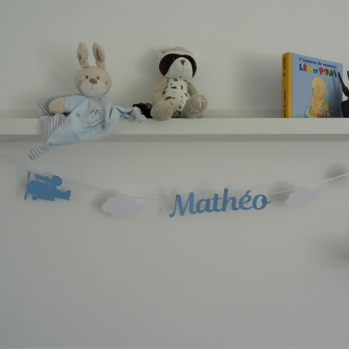 Guirlande prénom décoration chambre d'enfant et bébé avion et nuages les tons bleu et blanc