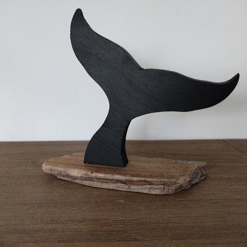 Queue de baleine en bois sur socle en bois flotté