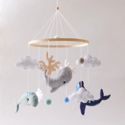 Mobile pour chambre bébé avec baleine, cachalot, nuages et coraux