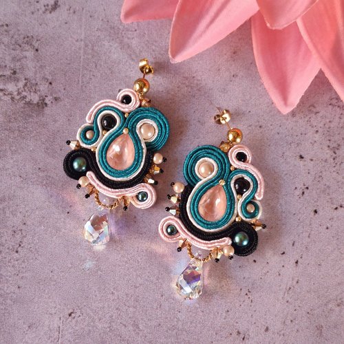 "flamingo" boucles soutache et cristal swarovski, clous acier inoxydable