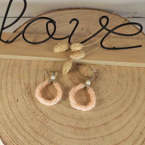 Boucles d'oreilles pendantes tressées avec sa perle nacrée fantasie