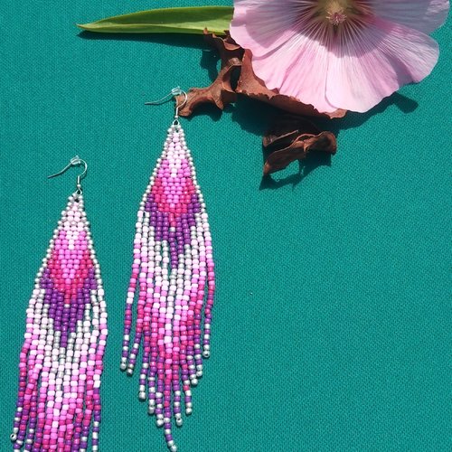 Boucles d'oreilles indiennes pendantes rose, bohème hippie chic.