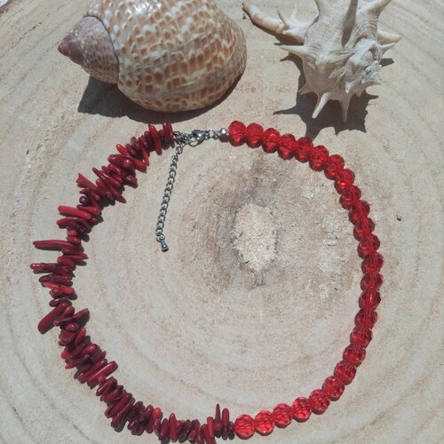Collier moderne en perles de corail rouges et perles de verre facettées