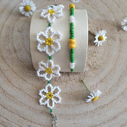 Bracelet marguerite et son petit bracelet fin assorti en perle de rocaille.