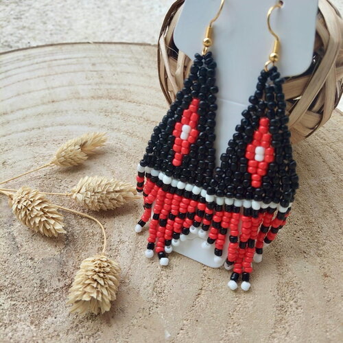 Boucles d’oreilles pendantes en perles tissées – noir, rouge et blanc – style bohème / ethnique – bijou fait main