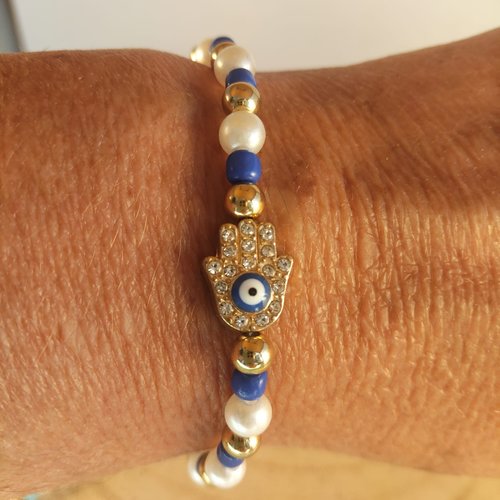 Bracelet en perles bleu avec pendentif main de fatma