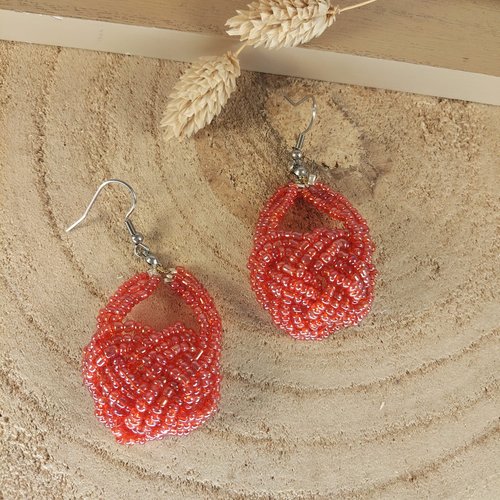 Boucles d’oreilles pendantes multi-rangs nœud celtique en perle