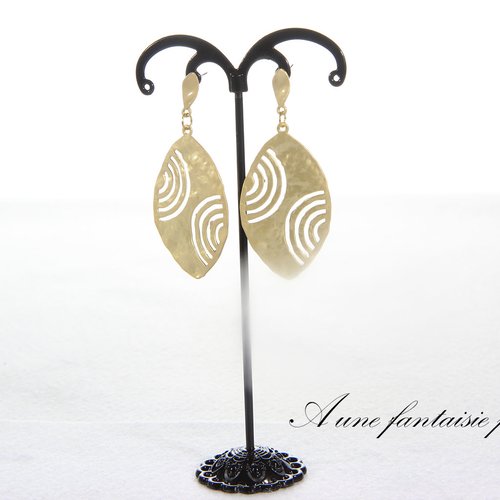 Clou d'oreille beige doré pendentif feuille martelée