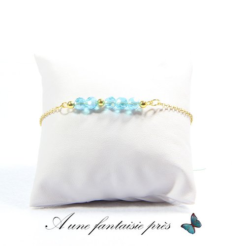 Bracelet doré connecteur perle en verre bleu