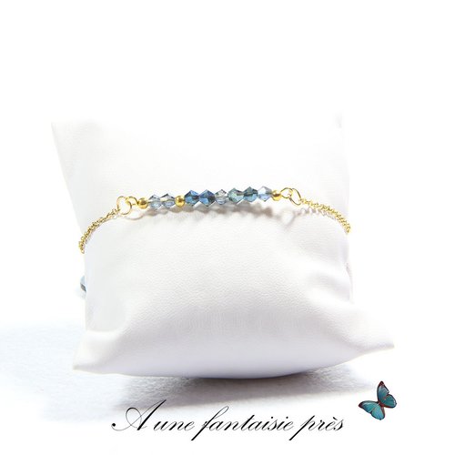 Bracelet doré connecteur perle de verre bleu