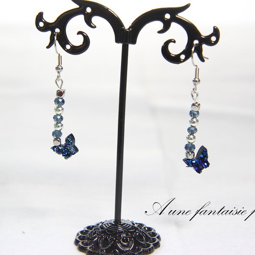 Boucle d'oreille argenté pendentif papillon et perle bleu swarovski