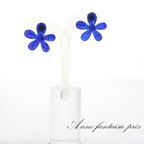 Puce d'oreille fleur bleu