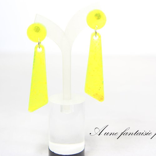 Boucle d'oreille triangle jaune