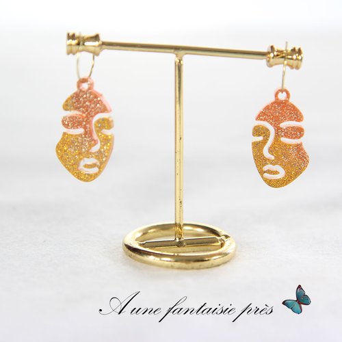 Boucle d'oreille anneau doré visage ton doré