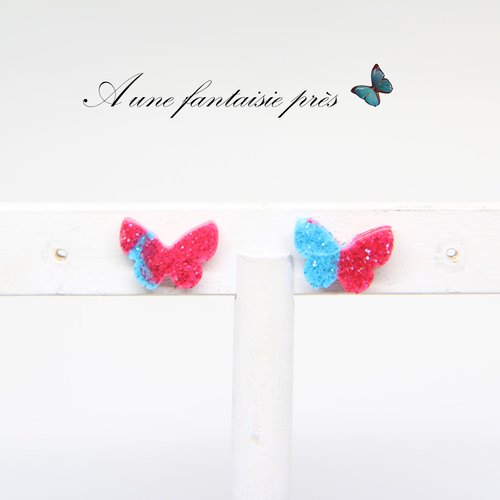 Clou d'oreille papillon bleu rose pailleté