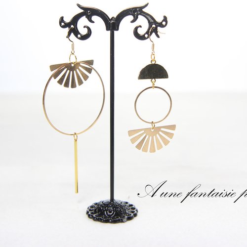 Boucle d'oreille doré asymétrique éventail et cercle