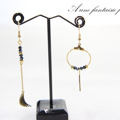 Boucle d'oreille doré déparaillé aile et perle bleu