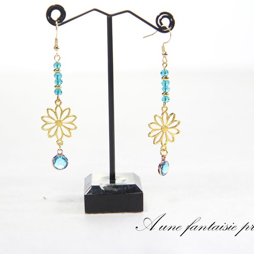 Boucle d'oreille doré fleur et perle bleue