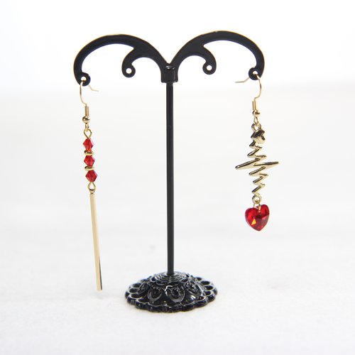 Boucle d'oreille doré asymétrique coeur et perle rouge