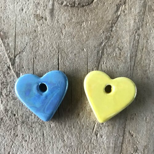 Perle coeur en céramique grecque bleu ou jaune au choix,2 cm de longueur,lot de 4 coeurs