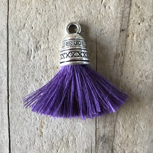 Pompon de fil de coton violet avec calotte de métal argenté 4 cm