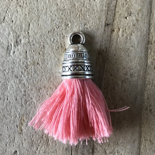 Pompon de fil de coton rose clair avec calotte de métal argenté 4 cm