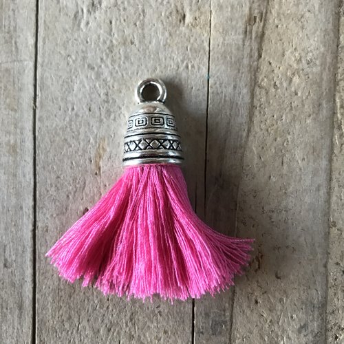 Pompon de fil de coton rose avec calotte de métal argenté 4 cm