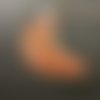 Pendentif lune agate de feu et sa bélière acier inoxydable,5 cm de long