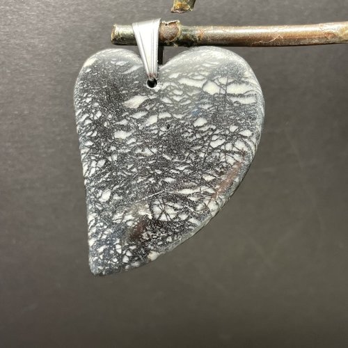 Pendentif coeur jaspe netstone en soie noire naturelle et sa bélière acier inoxydable,5 cm de long