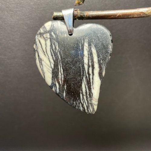 Pendentif coeur jaspe netstone en soie noire naturelle et sa bélière acier inoxydable,5 cm de long