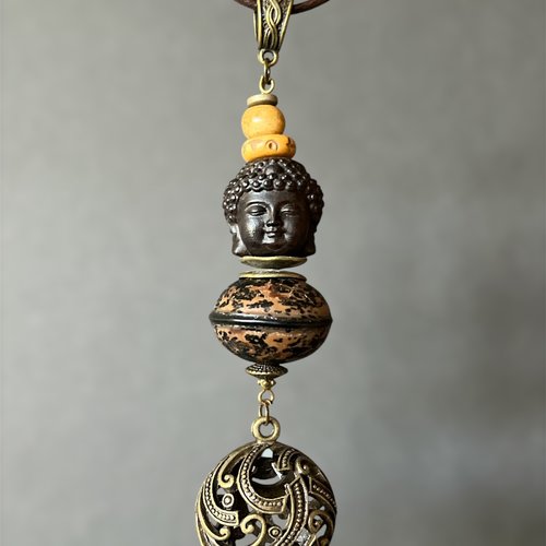 Collier en cuir rond marron avec son pendentif bouddha en bois,perle os de yack,et graine bodhi