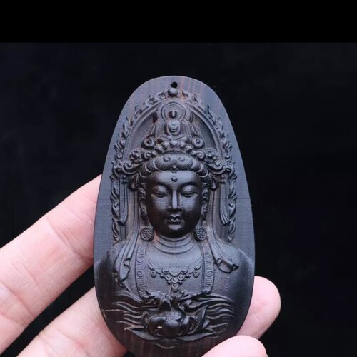 Pendentif amulette tibétaine de bois d'ébène et son cordon,7 cm