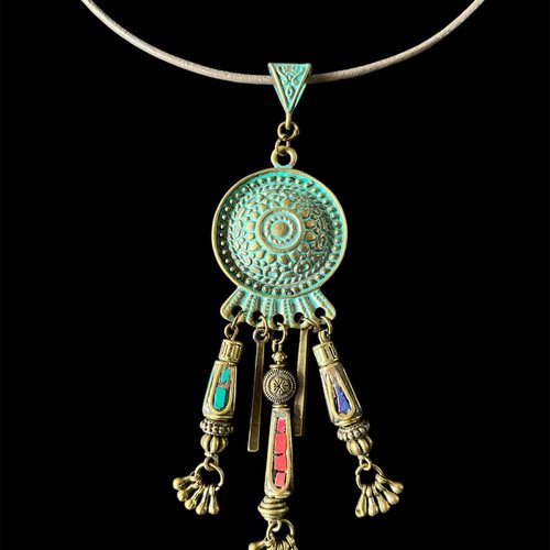 Collier en cuir taupe et son pendentif connecteur ethnique,métal patiné bleu vert,perle tibétaines