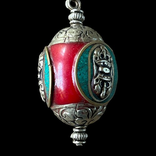 Breloque ethnique ovale, amulette om argent tibétain incrusté turquoise et corail,2 modèles aux choix